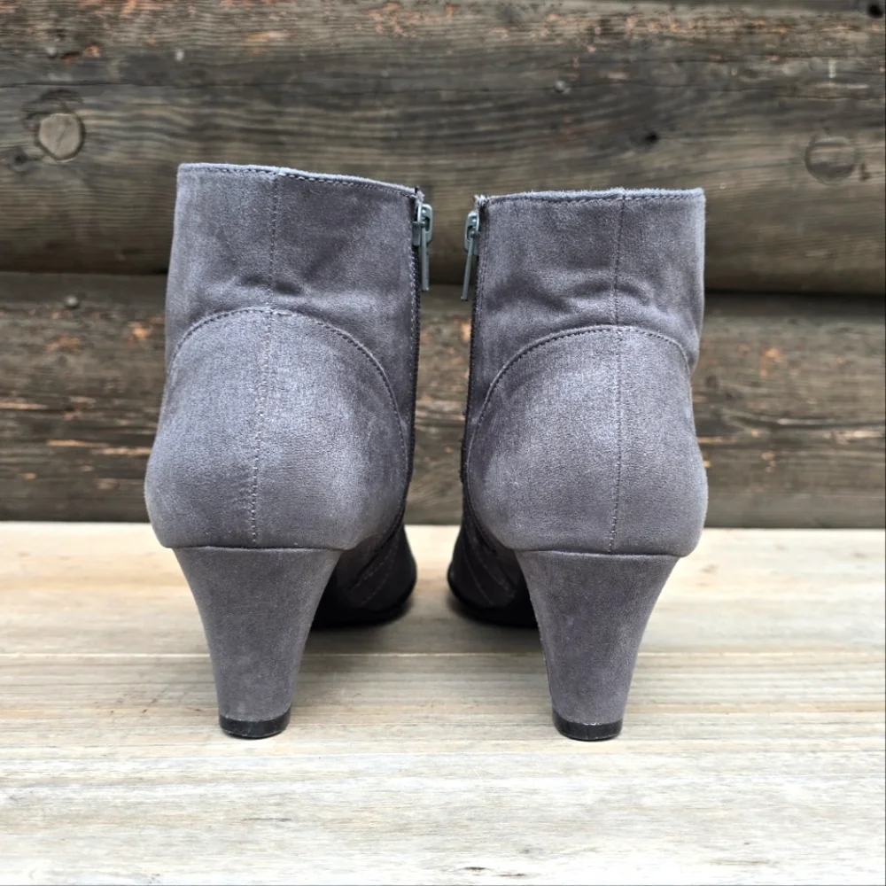 A2 By Aerosoles Playaway Gray Vegan Suede, Comfort Bootie. WMS 7M